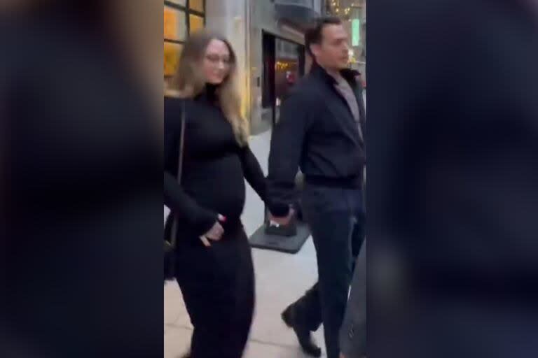 The couple appeared in front of the camera and surprised with their announcement (Video capture)
