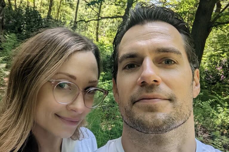 The actor was captured with his girlfriend, Natalie Viscuso, and she showed off her pregnancy (Photo Instagram @henrycavill)