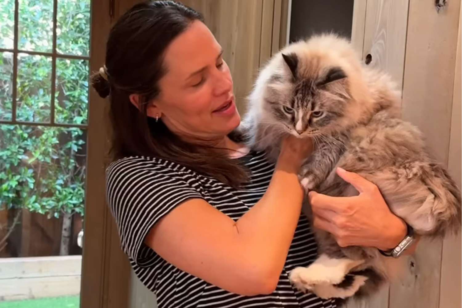 Jennifer Garner Gives Her Cat a Tour of the House