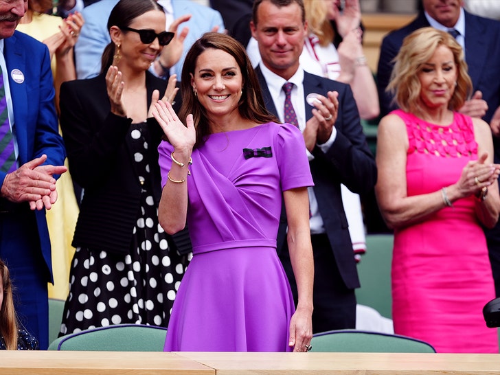 Kate Middleton Gets Standing Ovation at Wimbledon Arrival