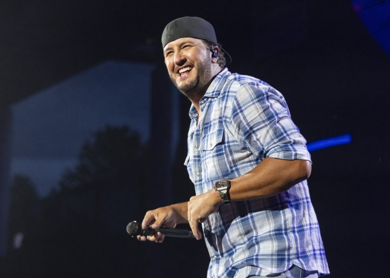 Fans Think Luke Bryan Could’ve Been a 'Great Girl Dad' After Dance With Fan