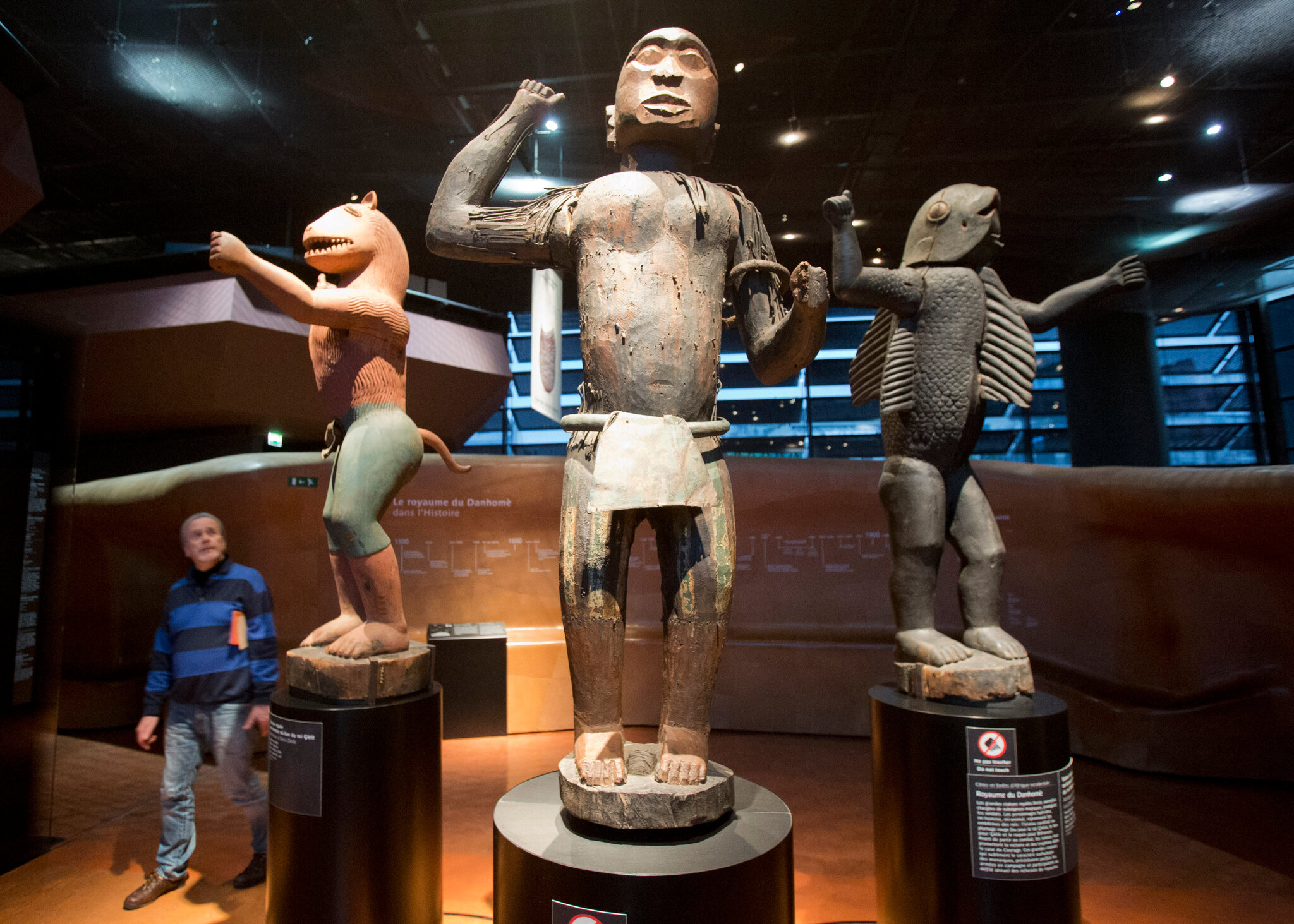 Brazilian Art Student Trades Coin at British Museum in Protest of Colonial Artefacts