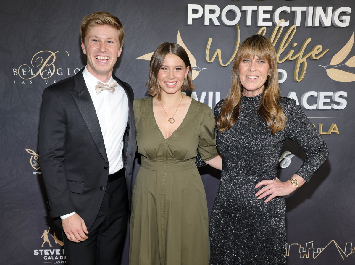 Fans Call Terri, Bindi, and Robert Irwin 'Cutest Family' in New Photos