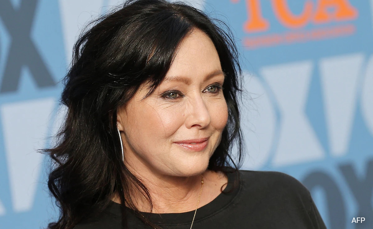 Stars Honor '90210' Actress Shannen Doherty, Dead at 53 After Cancer Battle