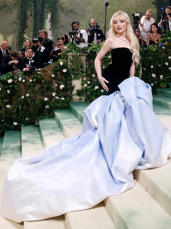 Sabrina Carpenter in Oscar de la Renta