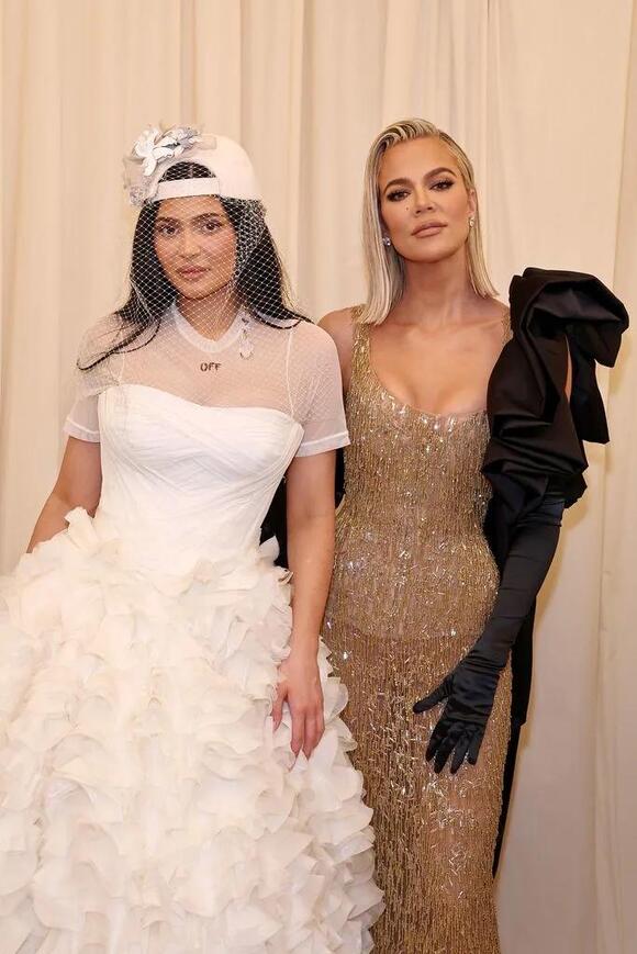 Khloe and Kylie together in 2022