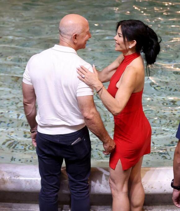 Jeff and Lauren kissing at Trevi Fountain