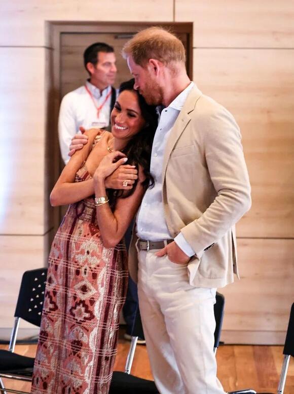 A sweet moment between the Sussexes at the National Arts Centre