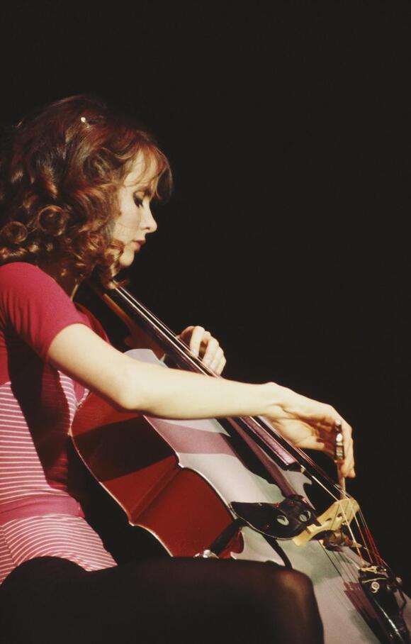 Lori Singer performing on the cello in 1983 Michael Putland/Getty