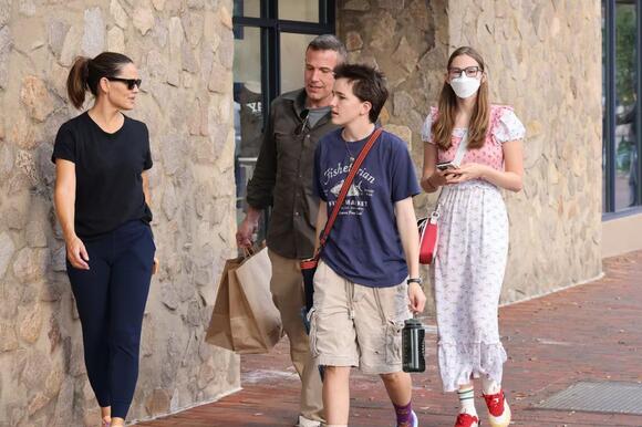 Jennifer and Ben Affleck with family