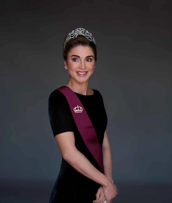 New portrait of Queen Rania