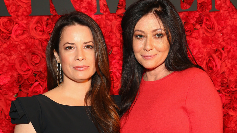 Holly Marie Combs and Shannen Doherty posing