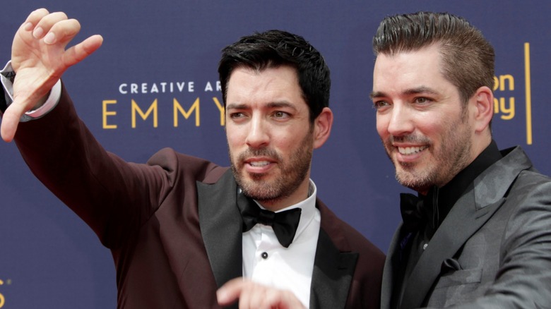 Drew Scott Jonathan Scott posing