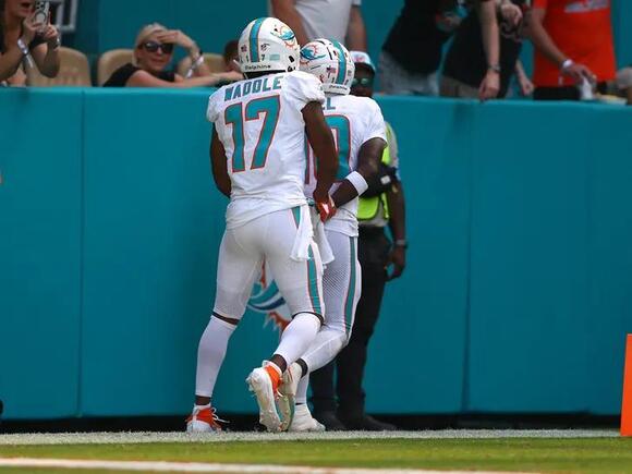 Tyreek Hill end zone celebration