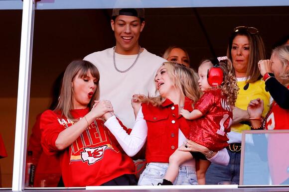 Taylor Swift and Brittany Mahomes